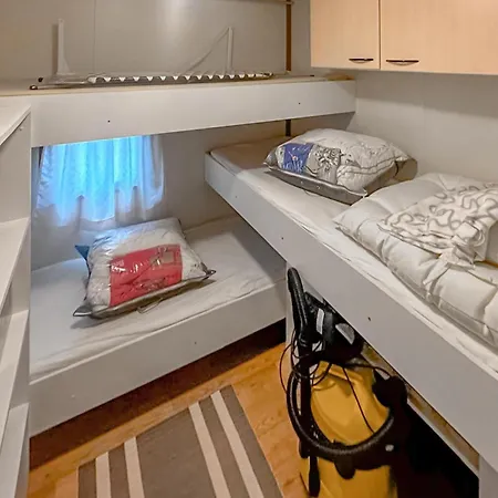 2 Bedroom Awesome Stacaravan In 营地